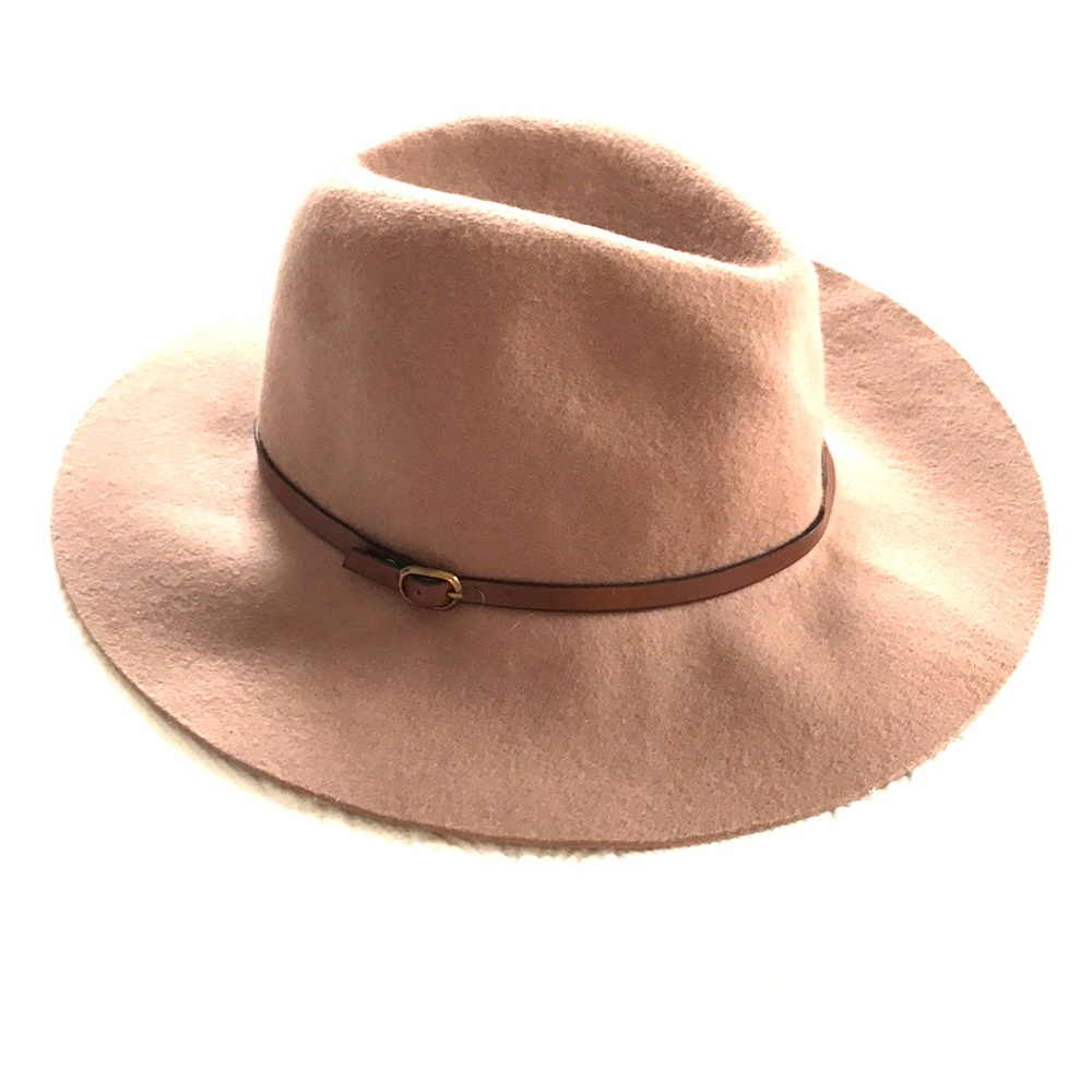 Super cute Hinge hat